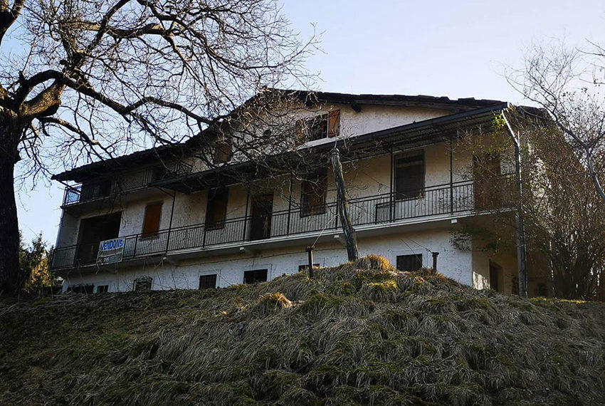 vendesi cascina onore bergamo rustico da ristrutturare terreno bosco